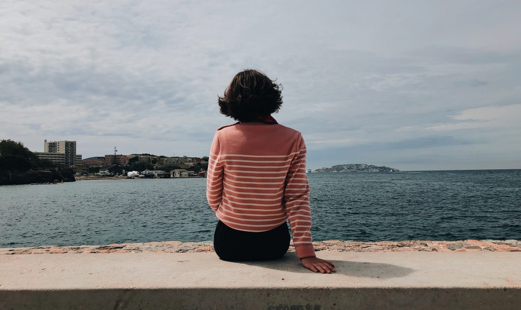 fille de dos avec une marinière rose